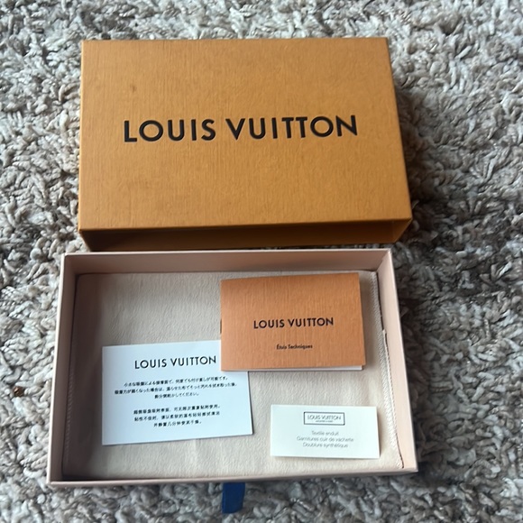 Louis Vuitton 6 key holder - Picture 9 of 10